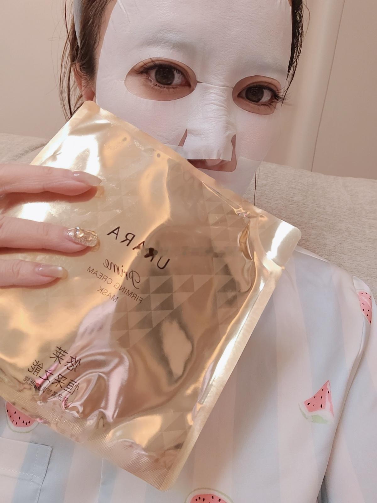 🍑在家给自己做了次霜疗：悠莱这支乳霜面膜，精华是面霜级的乳霜膏体，不是稀薄水精华。
上下分体膜布，下颌苹果肌都挂得住，敷着走动都不掉。取膜按摩吸收，免洗直接睡！！
到了秋冬我就真的好喜欢这种乳霜类的面膜，对干皮来说太有安全感了 
⚠️下颌线开始模糊的姐妹，上下分体设计就是为你做的， ​