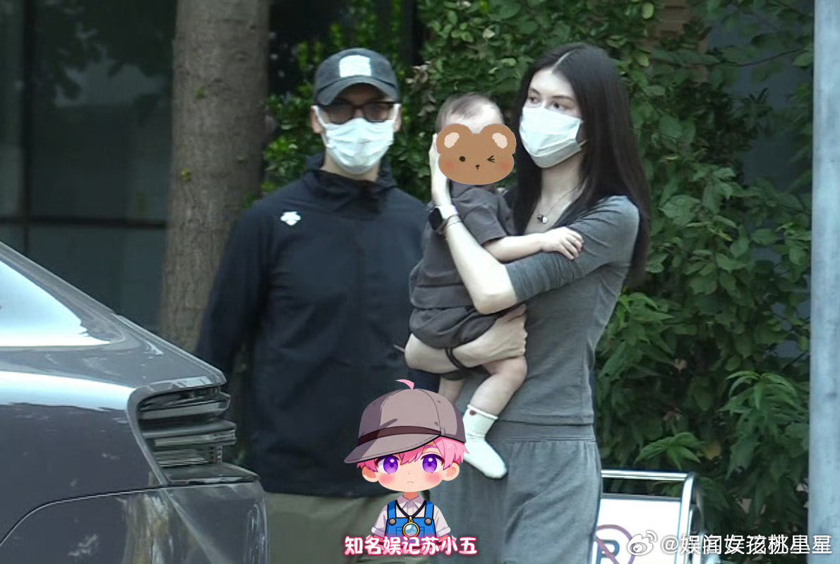 #新浪娱乐[超话]##陈伟霆何穗一家三口同框# 路透画面里，一家三口步调一致，简单的出行片段，却让人感受到满满的家庭暖意。 ​