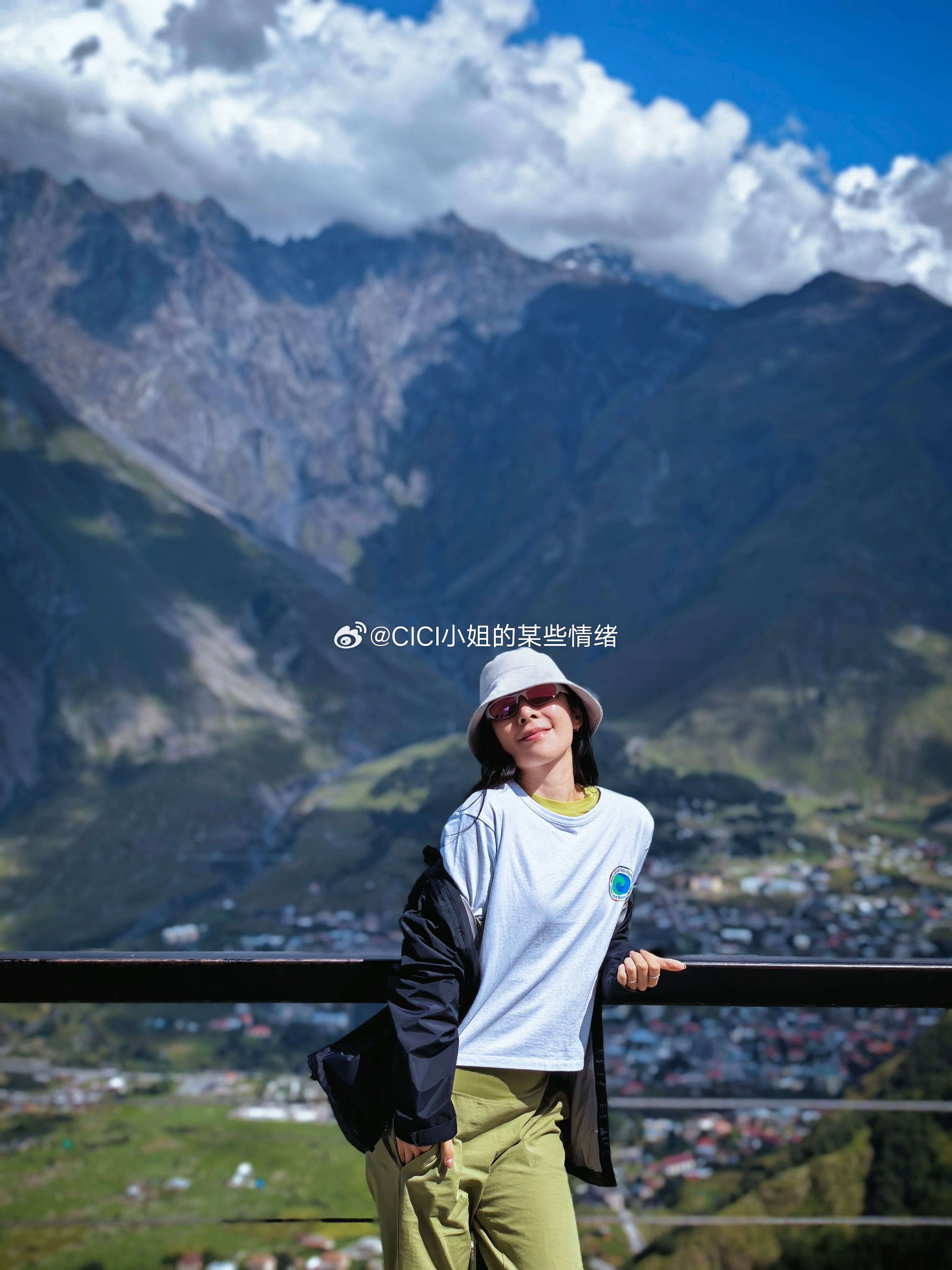 卡兹别克山脊🏔️上的圣三一教堂⛪️是🇬🇪写给上帝最浪漫的情书💌  ​