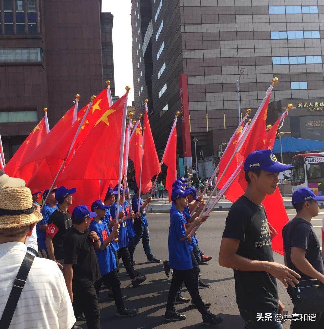 台北街头动人一幕！台湾民众高举五星红旗，齐声高喊我们要统一
 
辛亥革命纪念日当天，台北街头出现让人动容的画面，岛内爱国同胞手举五星红旗，集体高声呼喊，我们要统一，台湾的祖国就是中国，我们都是中国人。现场不少白发长者参与其中，用最直接的方式，表达心中对祖国统一的期盼。
 
两岸同根同源，血脉紧紧相连