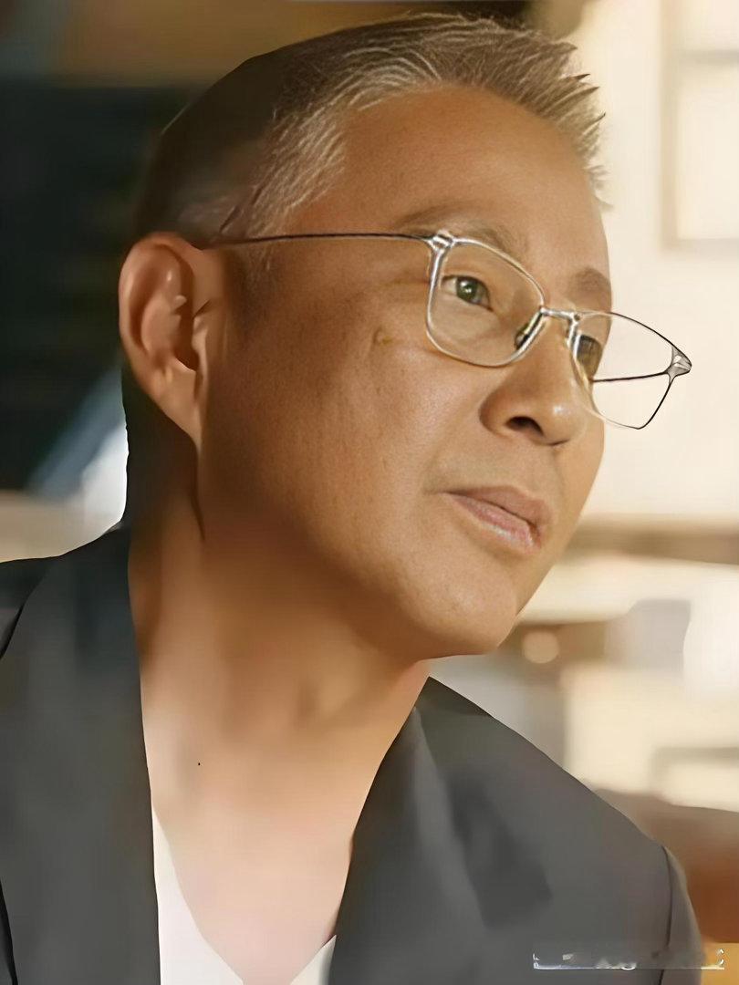 陈道明说过一句极为现实的话：“男人离婚，如果你没钱，也很难再找，基本上是孤独终老。女人离婚，没钱的男人她不要，有钱的男人不要她，即使与有钱的男人再婚，也是充当免费的保姆。”话虽刺耳，却道尽了成年人离婚后最真实的人间百态。婚姻从不止是风花雪月，更是柴米油盐的权衡，是现实生活的双向匹 ​