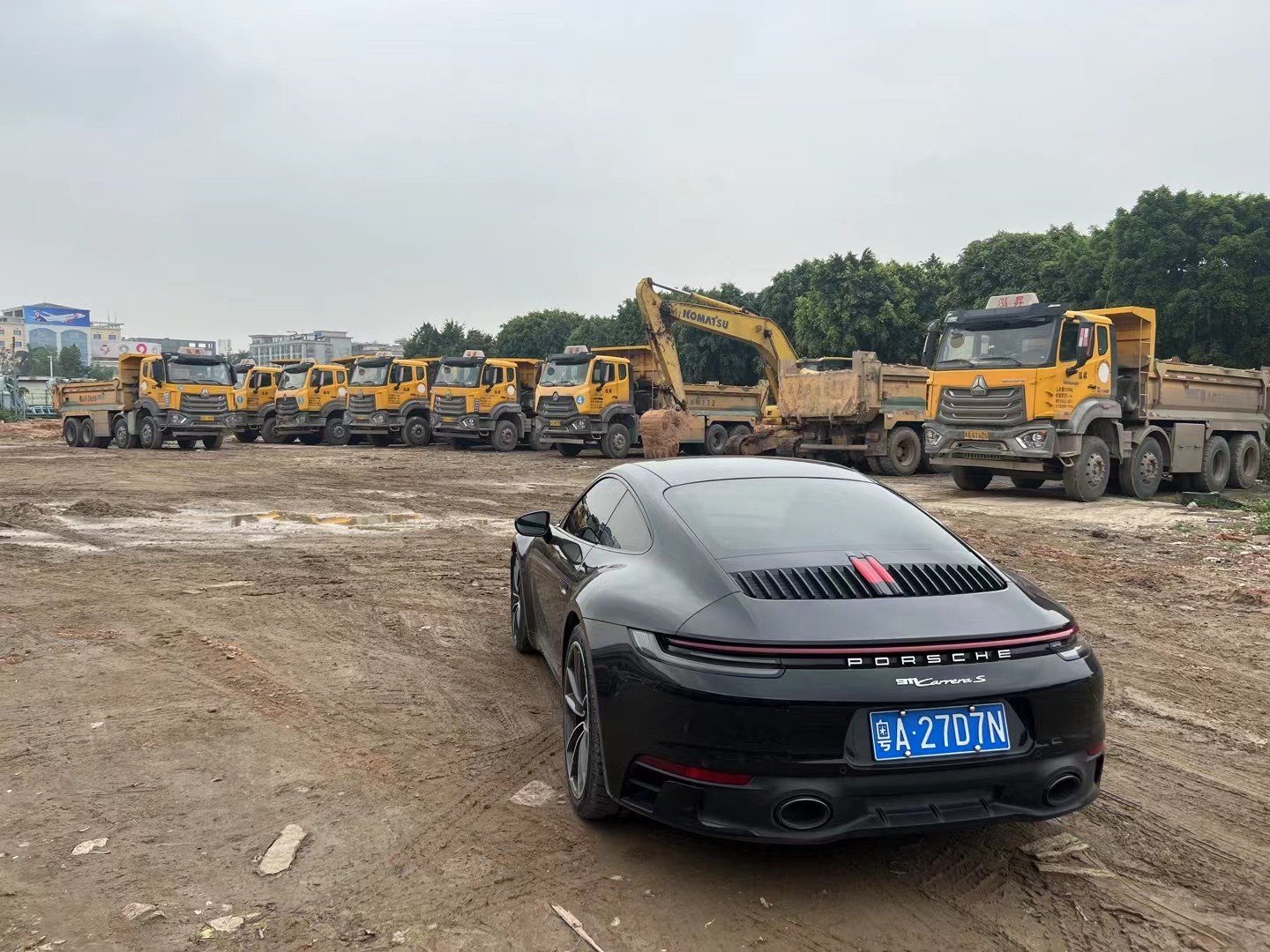 这台保时捷911挺喜欢的，希望这个戴眼镜的这个哥哥可以把他这台保时捷911卖给我，我想有一天我可以开着这台保时捷911搭着关晓彤去兜风 ​