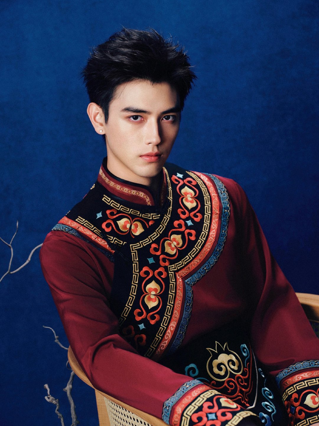 #陈飞宇[超话]# 
羌族传统袍服上火红与黑金绣纹铺展
代言人陈飞宇的羌服造型，以俊朗酷飒演绎非遗之美
脚上的红蜻蜓x羌绣非遗联名·云云板鞋
羌族元素珠串、鞋身上的云纹细节
每一处都传递着“一针一线，匠心独韵”的匠心
-
#红蜻蜓##陈飞宇##红蜻蜓非遗联名##红蜻蜓云云系列##非遗传承# ​