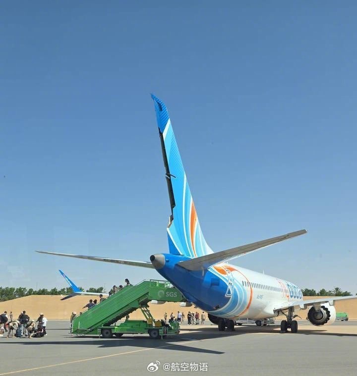 #迪拜航空确认航班发生事故#

今天迪拜航空FZ1073航班，从迪拜飞往特拉维夫途中突发严重事件。据目前公开信息，驾驶舱内发生冲突，一名飞行员被刺伤，飞机一度快速下降，并先后发出7700紧急代码和7500劫机代码。机上乘客和机组人员随后参与制服涉事人员，飞机最终安全备降沙特塔布克机场。

机上乘客均 ​
