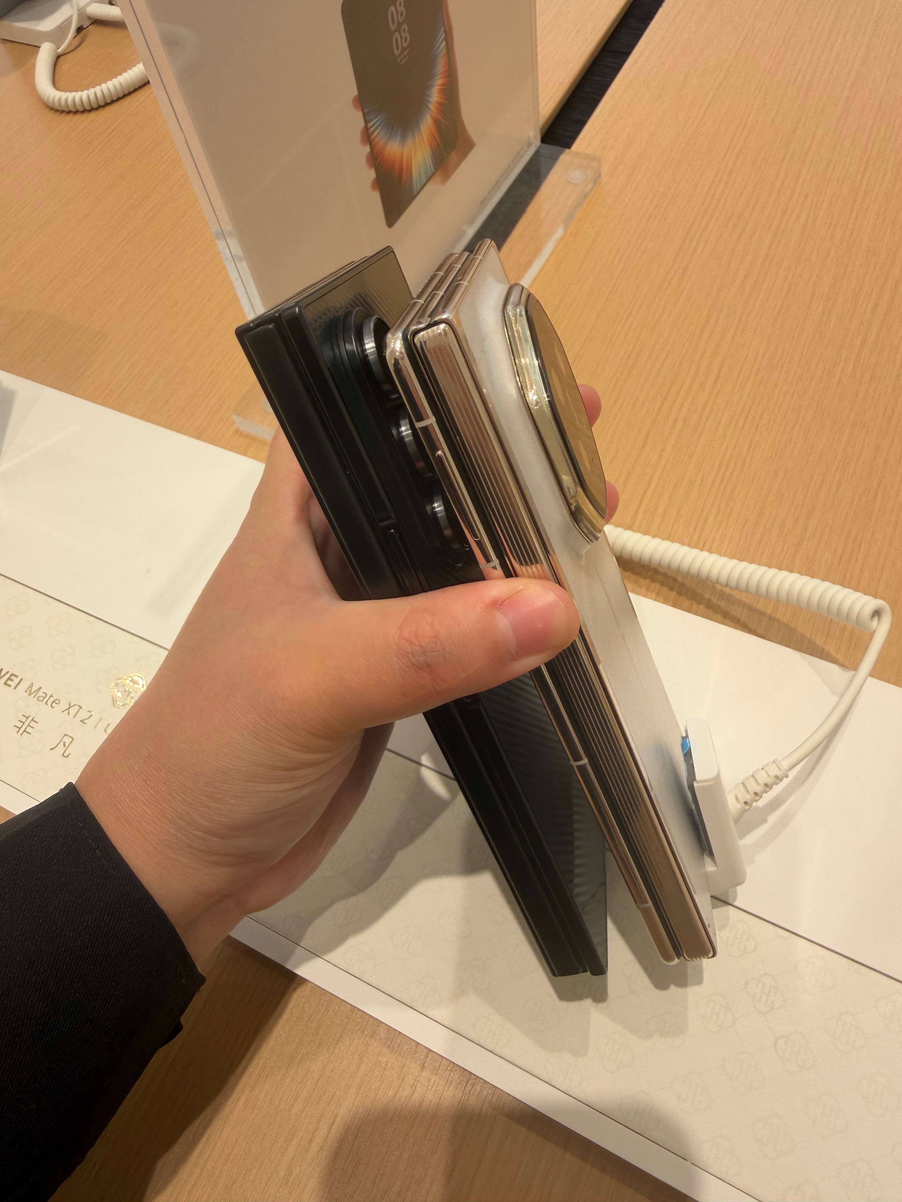如果想安排三折叠，一定不要错过花厂的 Mate XT2和三星 Z TriFold，前者在重量方面有优势，大概轻了10克左右；后者又拥有技术沉淀和近乎完美的成熟度，不仅铰链开合手感更顺、阻尼感稳，而且屏幕观感更舒服，三屏分屏多任务操作体验也更加成熟，而且不是所有三折叠都拥有2亿像素哦，三星的影像表现也绝 ​
