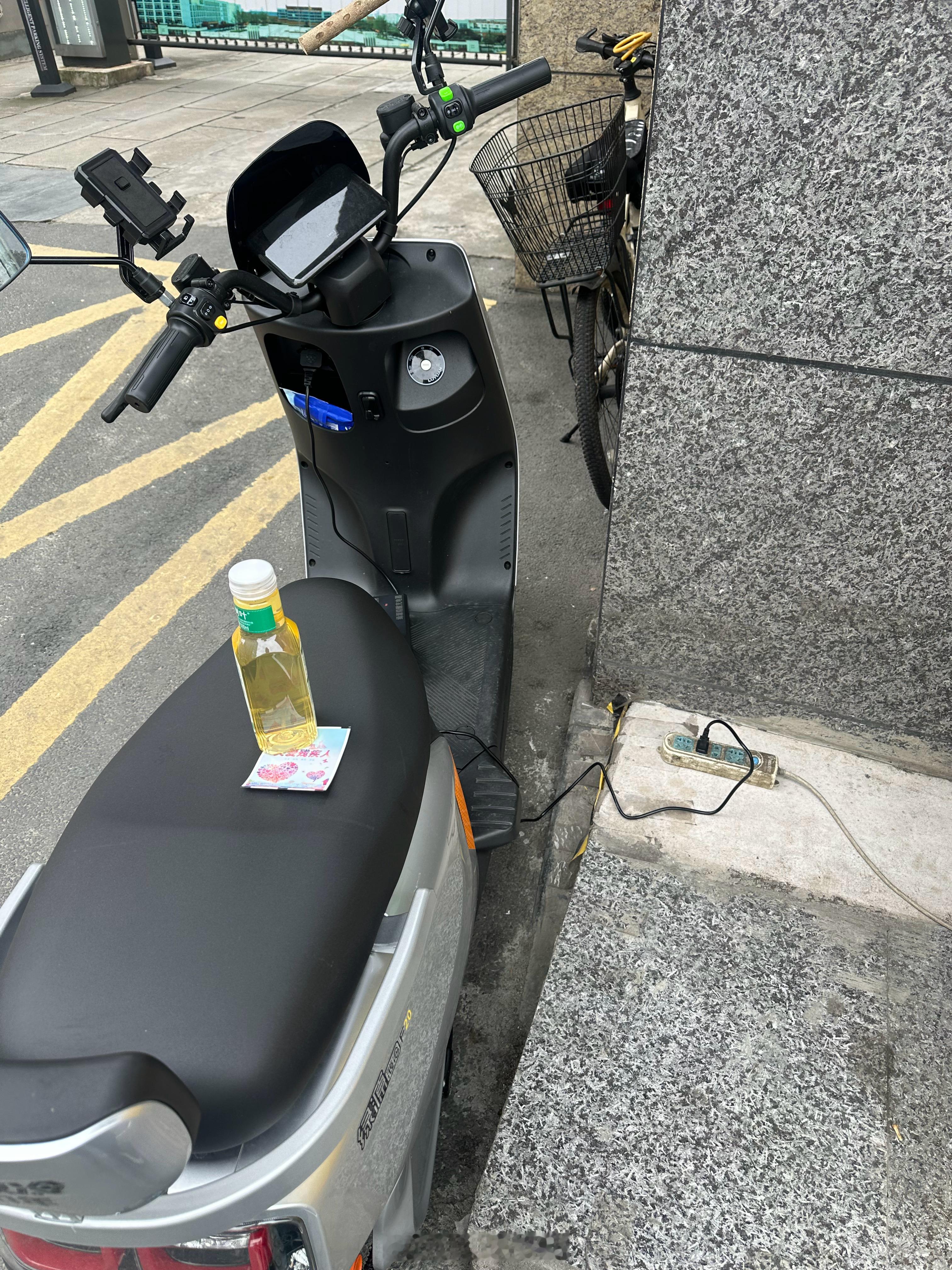 早上不是给超市老板了五块钱在她店门口充个电我临走拍了照想发个微博嬢嬢一看吓得不轻让我不要烧他她说她担心我拍了照然后悄悄把电瓶车骑走然后找她赔看到我拍照害怕我说我只是想发个朋友圈刚才从医院出来去拿车嬢嬢看到我高兴的不得了估计这是他人生里最难赚的五块钱了哈哈哈哈哈哈我在她店里买了瓶水买了二十的彩票算精神安慰费吧哈哈哈哈哈哈