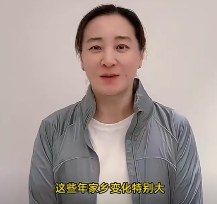 贾玲，引发热议！
久未露面的贾玲，突然引发关注，不是有了新作品，而是她为家乡湖北襄阳文旅宣传，状态十分不错，网友直呼：又瘦又好看，差点没认出来！

自从瘦身成功后，贾玲就不再录制综艺了，也很少公开露面，这次难得出镜也是为家乡文旅宣传出一份力。

人家都44岁了，小年轻时走可爱路线，胖点好。年纪越来越