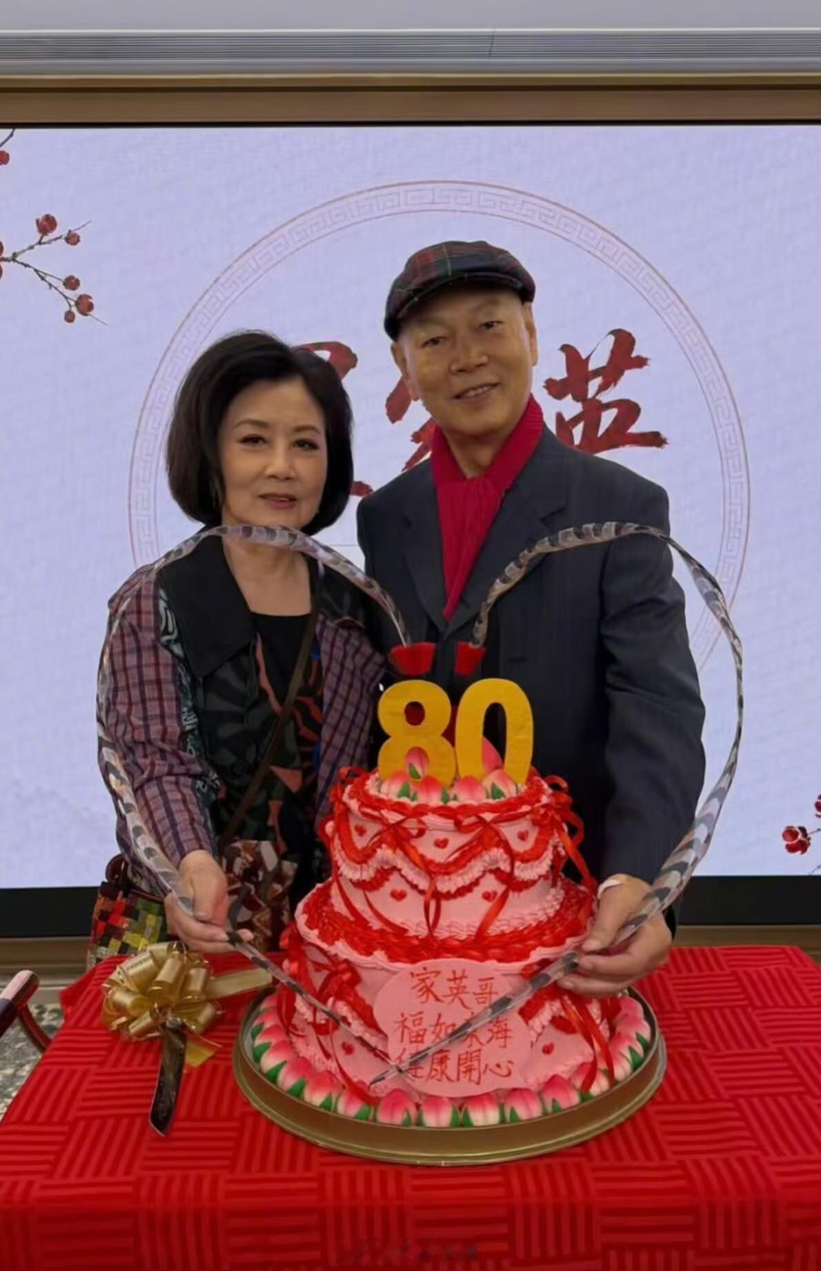 罗家英的80大寿，办得热热闹闹觥筹交错，可镜头扫到他眼底那点掩不住的疲惫，看着实在让人感慨。
他自己在寿宴上算得明明白白，每个月诊费、买药、复查加起来要花一万多港元，早年没买够商业医疗险，所有开销全得自己扛。哪怕80岁了，还是没法彻底歇下来，不少老伙计递来的情义邀约、广告、电影实在推不掉，赚的钱除了