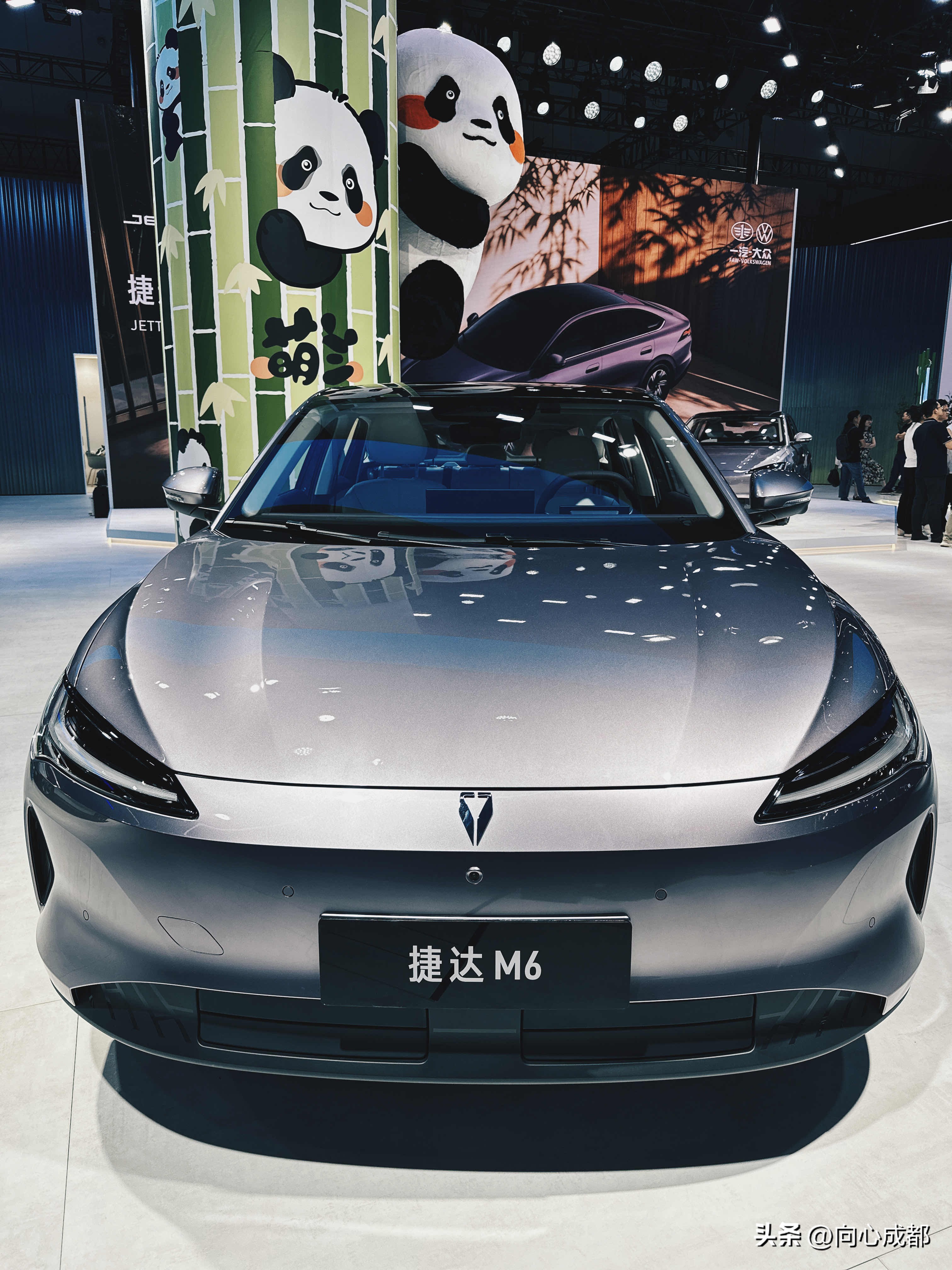 剑指10万级！“成都造”捷达纯电轿车，官宣10月上市！网友：前脸还挺帅的！

抱歉各位，我有点后知后觉了！

原来今年成都车展的捷达M6，是妥妥的“成都造”啊？我当时硬是没有反应过来，可能是换了新的车标，也可能是颜值太高，总感觉和“捷达”二字，不太搭边！

刚刚，看到成都官宣：“成都造”捷达纯电轿车