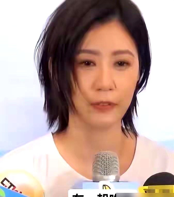 女儿甩出一张十指紧扣的照片公开恋情，当妈的贾静雯却回了一句：“她没谈恋爱我才要担心吧。”

男方半个身子出镜，人贾静雯早见过了，饭也早吃过了。梧桐妹夸这个男友“有接住她”，核心不是图钱也不是图帅，就图情绪能落地。

52岁的贾静雯敢这么放手，是因为她自己把日子活明白了。素颜过生日，戏一部接一部拍，中