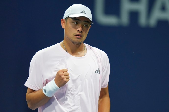 🎾🇨🇳吴易昺不敌阿尔卡拉斯，无缘16强
美网男单第三轮，🇨🇳吴易昺以3-6 、4-6 、1-6不敌卫冕冠军、二号种子🇪🇸阿尔卡拉斯，无缘十六强，比赛耗时2小时20分钟。阿尔卡拉斯接下来将对阵20号种子保罗，后者苦战五盘，以6-4、3-6、6(4)-7、6-1、6-3击败15号种子布勃利克，职业生涯第