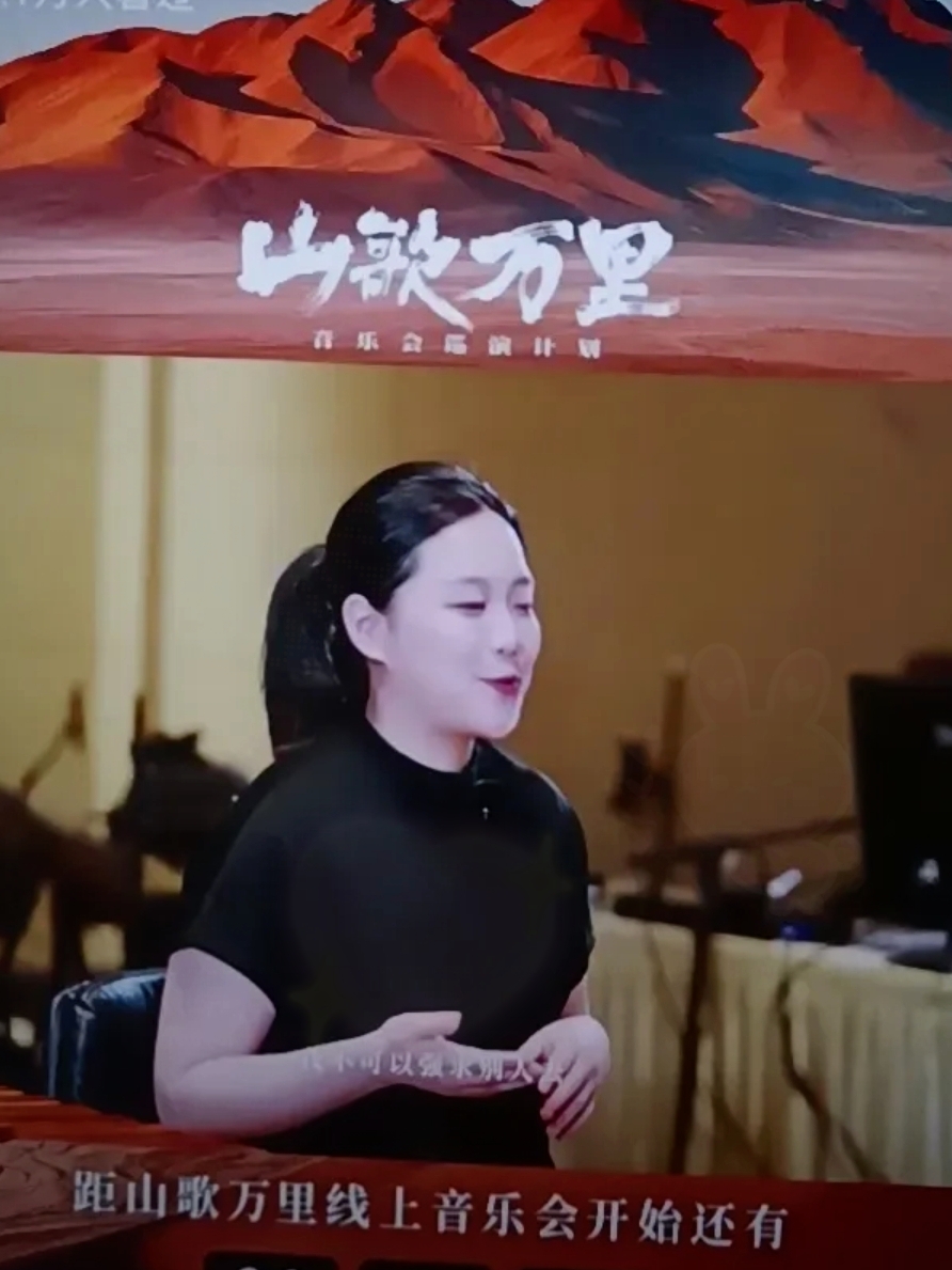 刚点进刀郎“山歌万里”线上音乐会，看着直播间不断跳动的人数，我着实吃了一惊。

开播才十几分钟，在线人数就突破两百万，按照这个热度，冲到五百万还是很有希望的。
 
听过许许多多音乐人，能让这么多听众愿意守在屏幕前，安安静静等着开唱，刀郎算得上其中一位。
 
这不单单是一场线上演出，更像是属于广大听众