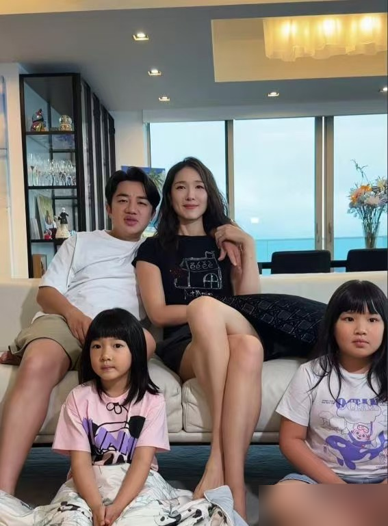 王祖蓝俩闺女，身高全随了李亚男，一个比一个窜得快。大女儿五岁，站同龄人堆里排前10%。小女儿也不含糊，腿长直逼姐姐。
李亚男175，王祖蓝163。当年长短脚之恋没少被唱衰，现在好了，基因直接一边倒。
王祖蓝自己都忍不住自嘲压力山大。家里三个女人，他站中间像被包围了。
但你看这一家子，谁还在乎那