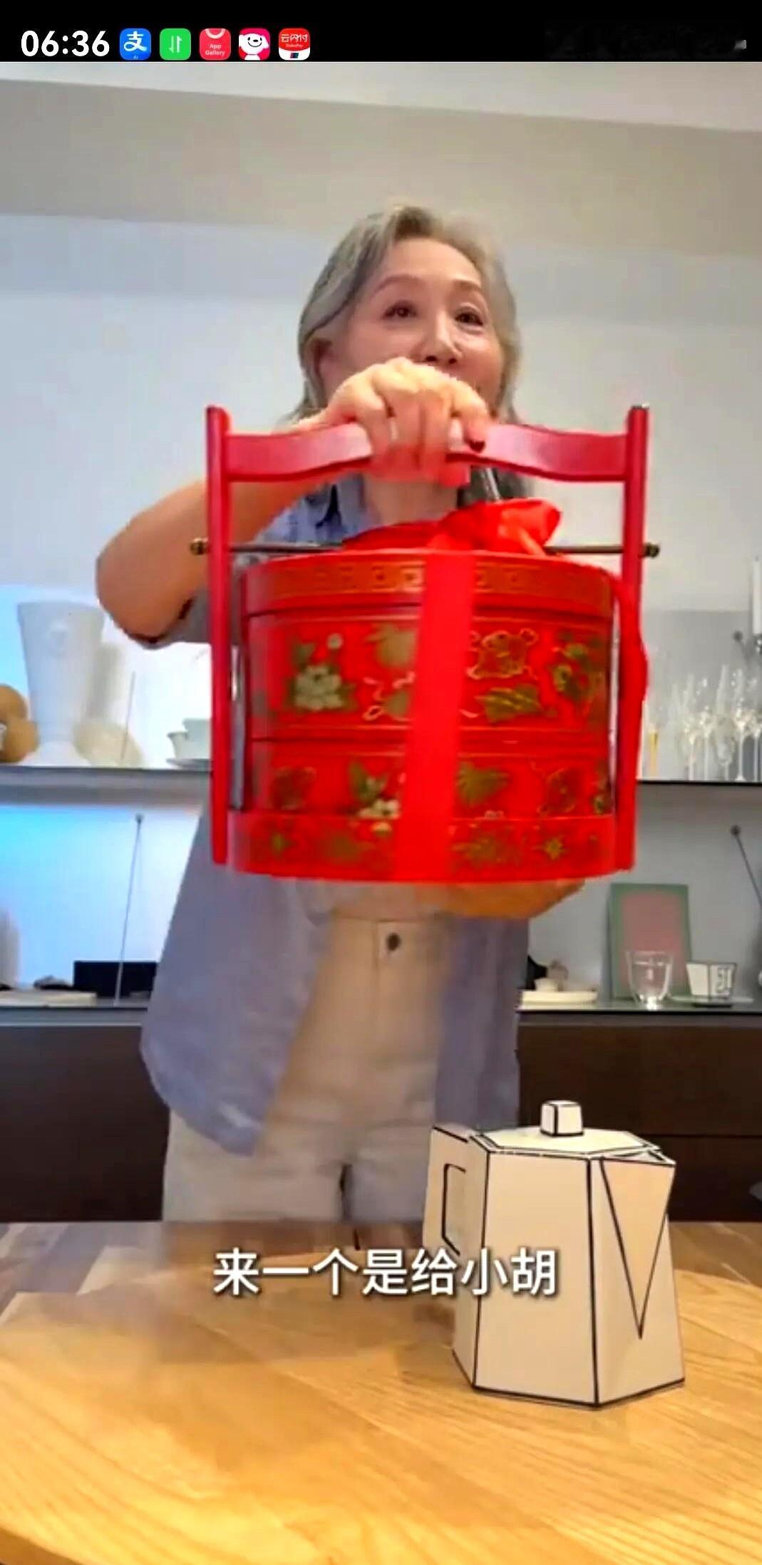 有件事儿。
我看了一遍又一遍。
奕姐中秋发那三盒月饼，前后不过几秒钟，我反复看了好几遍才发现，这事儿的门道……
奕姐中秋发那三盒月饼，前后不过几秒钟，我反复看了好几遍才发现，这事儿的门道，比月饼馅儿还厚。
大盒先给宝音叔。跟着家里年头长，年纪也摆在那儿，大盒是脸面，也是规矩。
剩下两小盒拎出来，先递