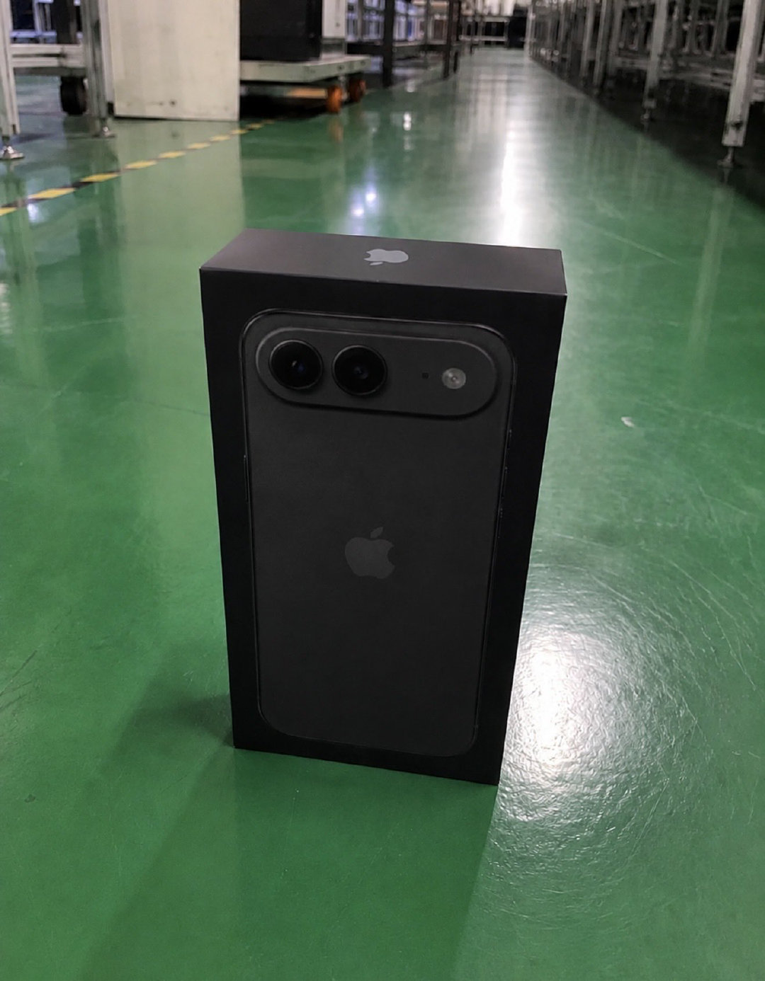 一个感觉不知道对不对？
今年iPhone折叠屏和明看年初的iPhone Air很多硬件和堆叠技术会共同，也就是说，明年的iPhone Air上可能会有很多跟今年iPhone折叠屏上“似曾相识”或者“一模一样”的东西。
这可能也是大家愿意相信iPhone Air 2上后置双摄的重要原因。 ​