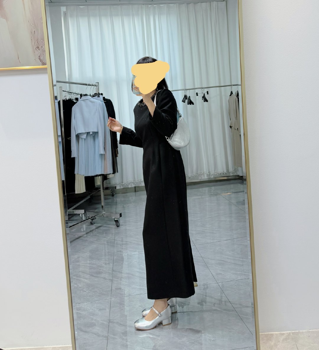 JONS真丝羊毛连衣和黑丝绒连衣裙。这个丝绒连衣裙韩国返单🀄️。足见美貌和优秀。因为高品质高单价的品类返单可能性并不高。你看到单单的代表如此高单价依然被认可买爆甚至品牌会员就预约走了。