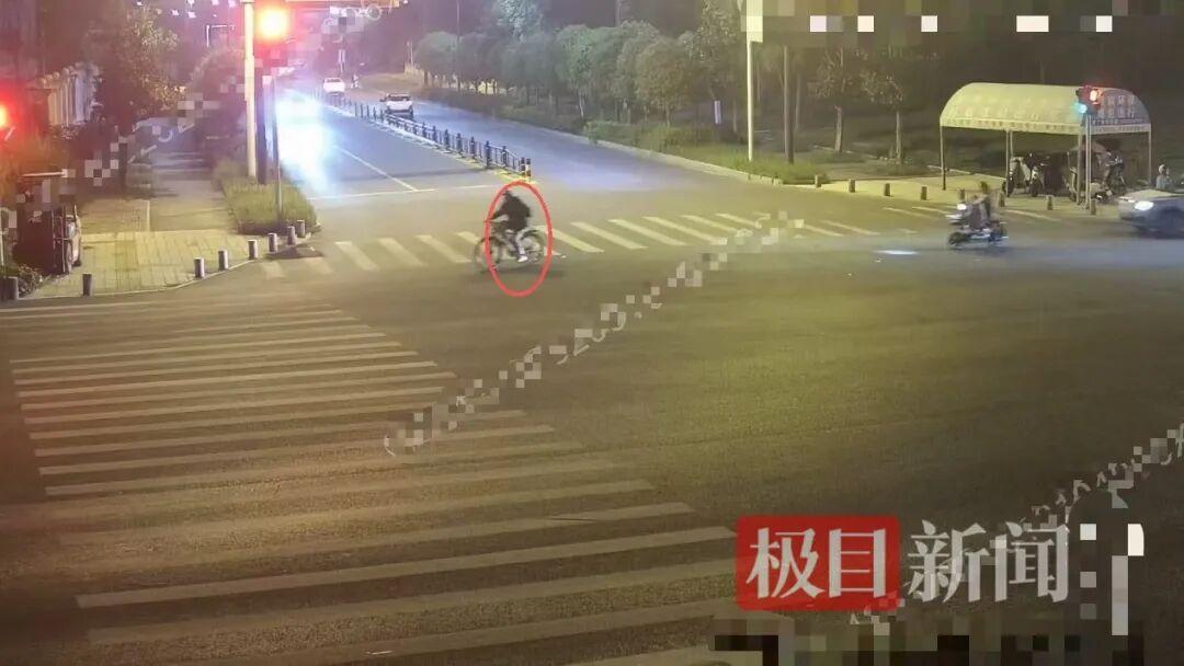 我从白天骑到黑夜——说这话的不是骑行博主，是个偷车的。武汉黄陂的龚某，把一辆自行车顺走了，因为自行车不让上地铁，他硬是骑了4个多小时、42公里回的家。

农民日报和南方+把这事拼全了：车是武汉一个12岁男孩的生日礼物，960块钱，在楼下停了不到5分钟没上锁，就被龚某推走了。他骑回家，刚把车擦干净，警