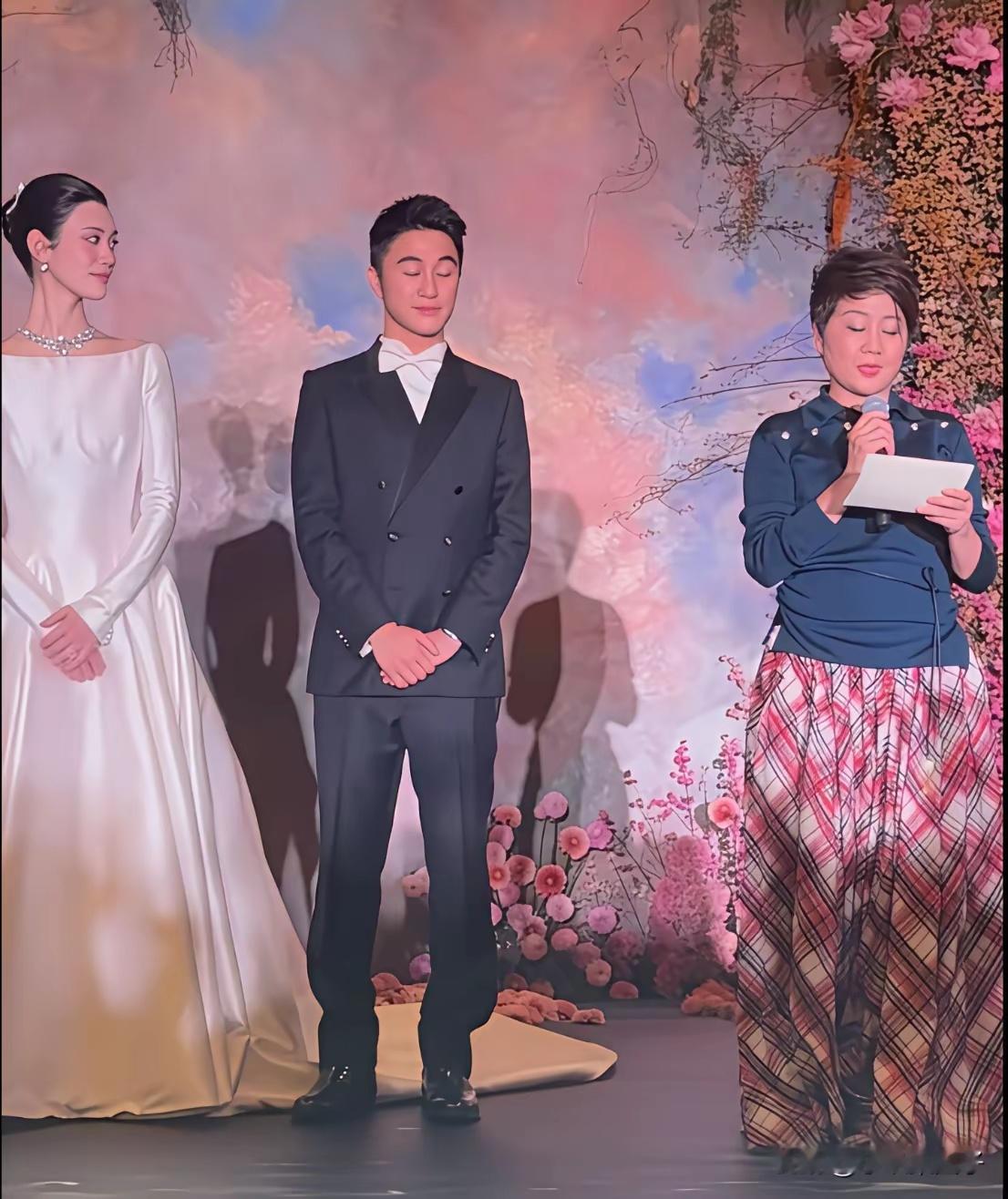 豪门阔太“有多苦”？看看奚梦瑶就懂了
答谢宴爸妈都上不了台，全程都是婆婆在主导，感觉像婆婆结婚，从头到尾。虽然奚梦瑶嘴上说爸妈腼腆，但是她爸妈一个是老师，一个是高管，哪个都不像腼腆的人，不少网友猜测，奚梦瑶爸妈之所以不上台，就是怕抢了四太的风头，怕女儿以后在家里难做人。豪门媳妇不 ​