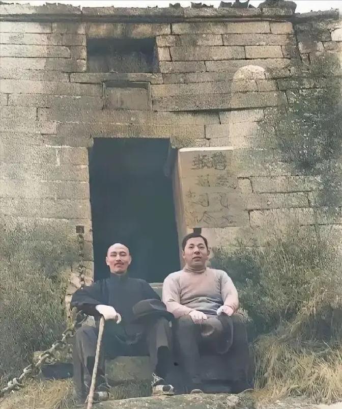 1936年，老蒋和小张登华山留影。老蒋不杀他，而杀了杨虎城，是有他的道理的。老蒋心里清楚，杨虎城是骨子里反蒋，张学良是受人蛊惑。
 
回到西安的官邸，蒋介石将那张华山合影锁进抽屉。副官递上一份名单，上面列着十余名将领的名字，杨虎城和张学良的名字分别用红蓝铅笔圈出。
 
“汉卿年轻，受人挑拨。”蒋介石