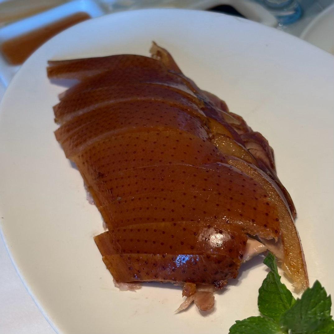 鼓楼.什刹海.大公园🌳
蛮好逛的🦖
火锅随便去的一家，有点一般
不过店里遇见了“许嵩”老师.  ​