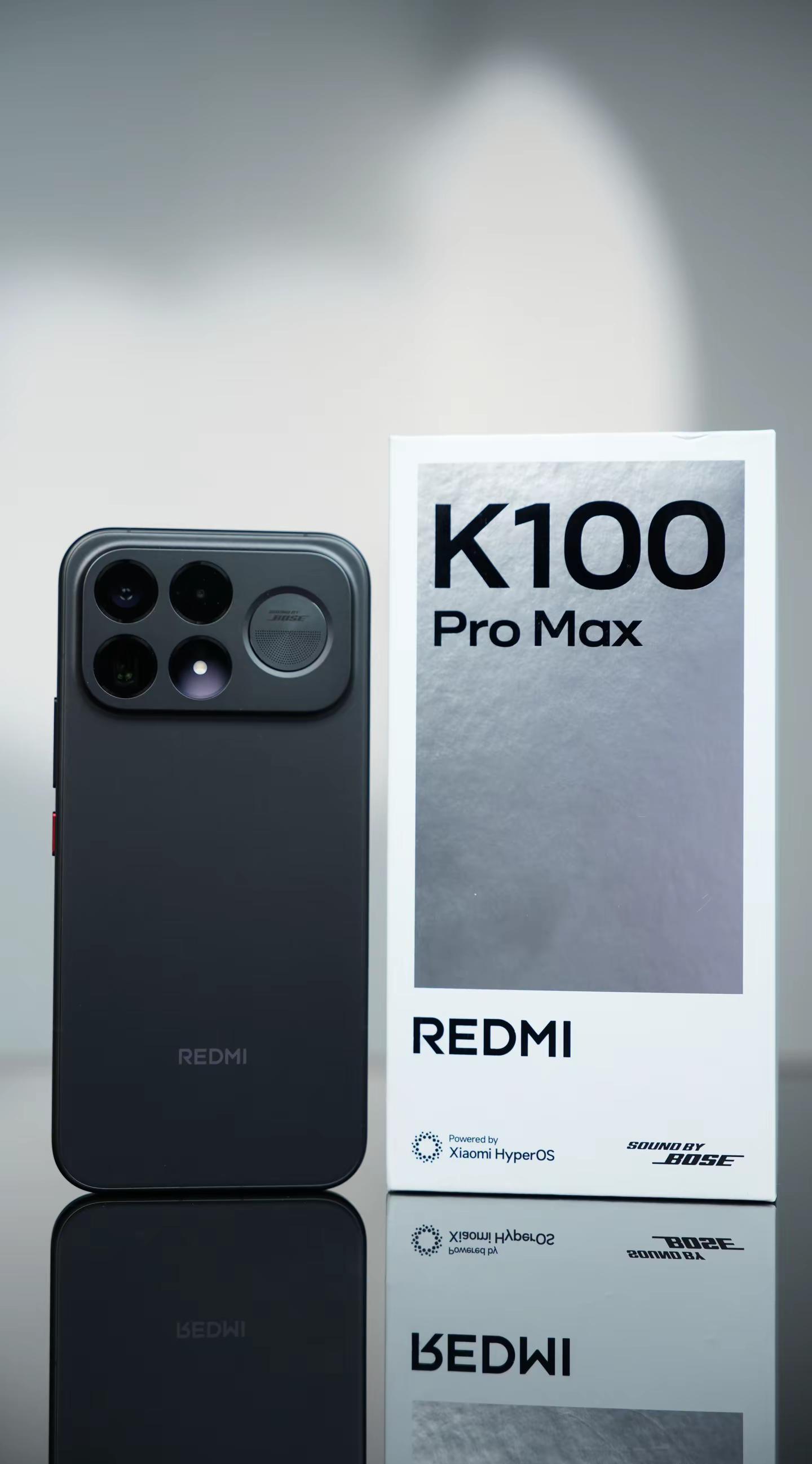 红米K100 Pro Max｜简约不简单。REDMI K100 Pro Max上手，磨砂黑色后盖，日常使用抗指纹表现不错，不容易沾手汗，感觉整机的风格偏简约低调，就是有点厚重，用一段时间看看。REDMIK100ProMax 小米 红米