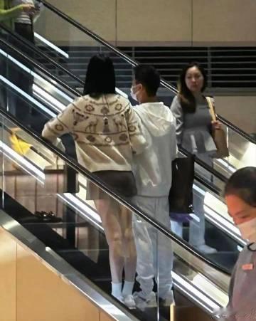 奚﻿‎‎梦瑶和老公何猷君在香港逛‏‏‏商场，‎两人手挽着手走，⁠看着特...