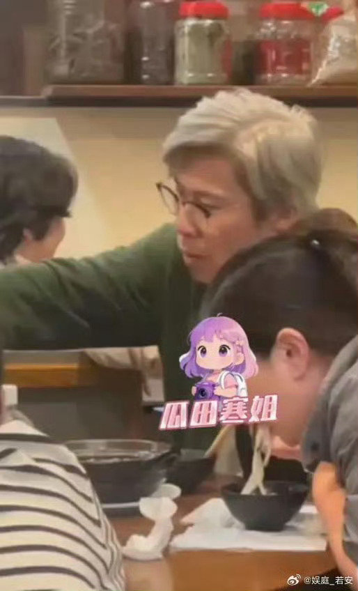 网传51岁李乃文赴日本探望十岁儿子，疑似一家三口同框画面曝光 ​