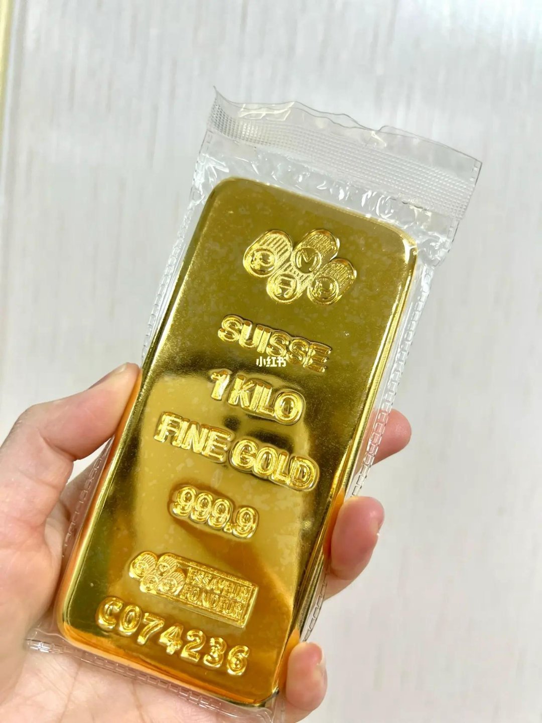 #金饰价一夜跌到1304元#
金价高位迎来一波大幅回调，多家品牌金饰报价回落至1304元/克，不少朋友看到热搜就想着冲去金店抄底。这里要分清两个概念：国际现货金价，和门店首饰金价。
 
首饰金包含品牌溢价、工费，价格天然高于原料金价，这一轮下跌更多是前期暴涨后的回吐。本轮行情波动根源，还是美国 ​