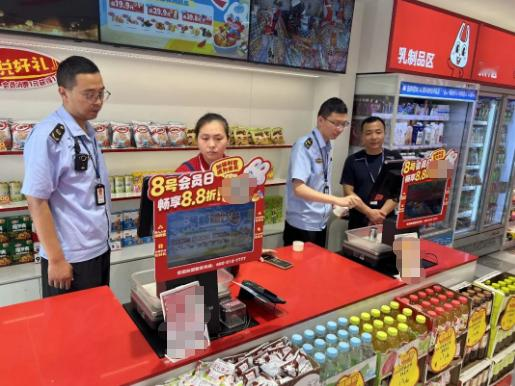 多地严查赵一鸣、好想来等连锁零食门店“缺斤短两”，好想来回应
近期，赵一鸣、好想来等头部量贩零食品牌接连陷入“缺斤短两”争议。河北有顾客买4块牛肉干，店内称重64.58元，复秤仅17.29元；河南有顾客结账111元，要求重称后变64.8元。
内蒙古包头市市场监管局迅速出手紧盯好想来、赵一鸣、七篓零食