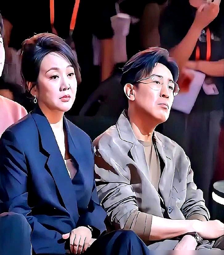 “一个微醺，一个微大醺。”大湾区晚会上，魏大勋度过了最难熬的几分钟。

闫妮一身黄裙，眯眼晃头唱着《Mojito》，全程沉浸。旁边的魏大勋眼睛看天看地看提词器，死活不敢看一眼闫妮，疯狂憋笑。这股劲儿甚至蔓延到白玉兰，于和伟本想接个“微醺搭子”的梗，结果半路被截胡，硬改口说想当“广场舞搭子”。

这状