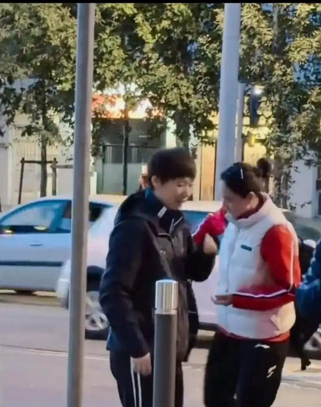 王曼昱在蒙彼利埃球馆外被拍到的这一幕，直接给所有担心她备战节奏的球迷吃了一颗定心丸。
刚结束全天高强度的封闭打磨，背着包走出场馆。
原以为大战在即整个人会绷得很紧，结果看她跟身边的队友一路遛达一路闲聊，脸上的神情那叫一个松弛。
懂球的都知道，这种国际大赛开打前，最怕的不是累，而是心里那根弦崩太