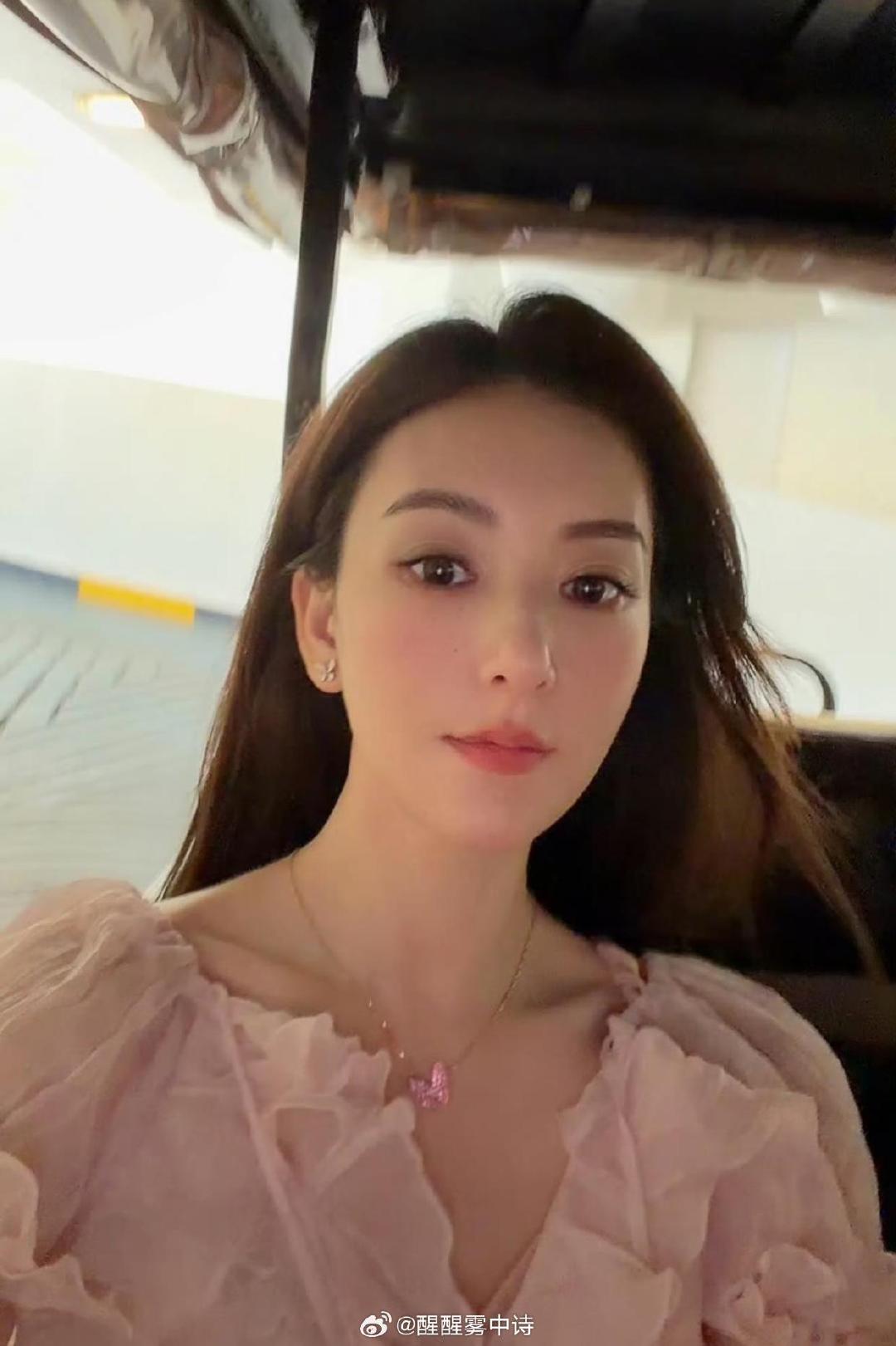 方媛晒一家五口新加坡的旅游照，9个月的三女儿胖嘟嘟的十分可爱！ ​