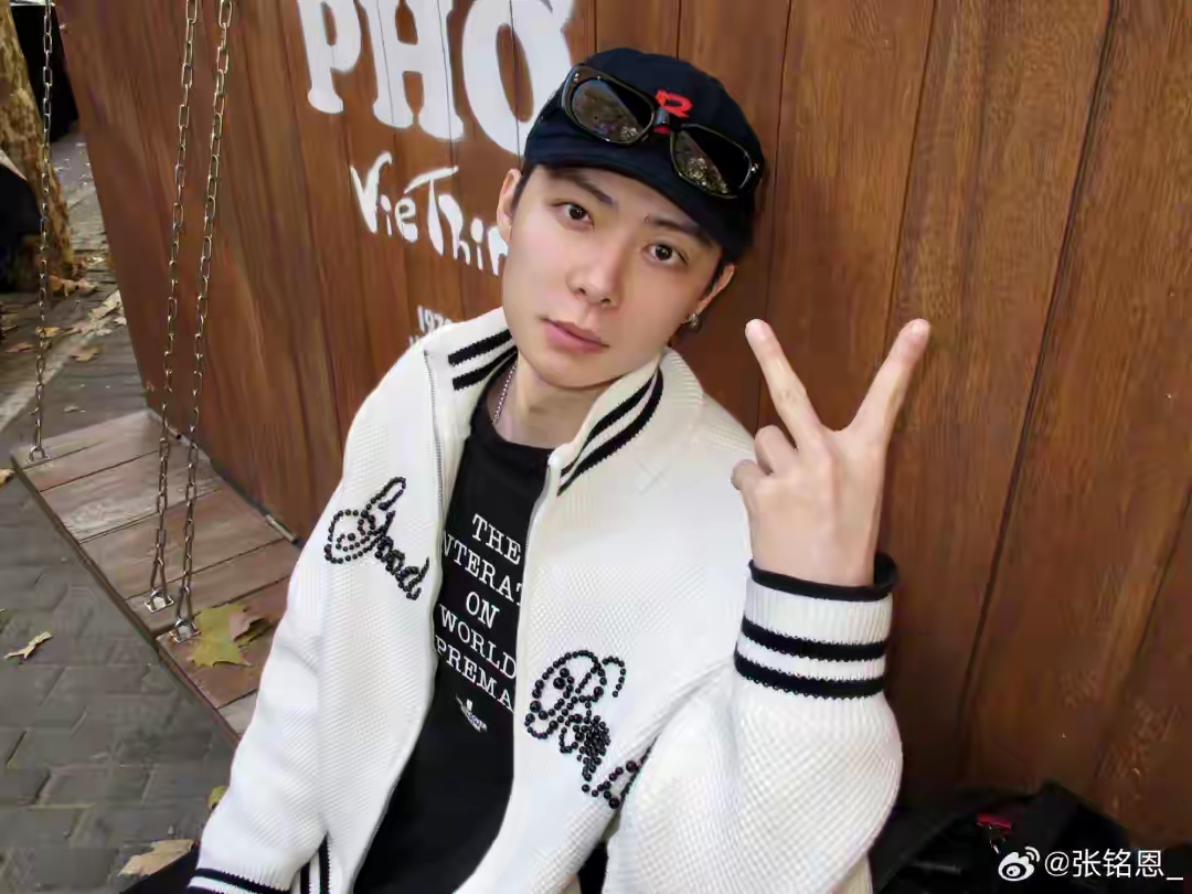 张铭恩与女友路边争吵引热议，张铭恩发文：澄清一下，她没有下跪。
 
一段路人拍下的街边视频在网络传开，画面里两人产生争执，情绪都比较激动。视频镜头角度有限，信息并不完整，很多网友单凭片段，脑补出女方下跪的情节。这个说法不断被转发，越传范围越大，话题热度快速升高。
 
张铭恩看到网上的不实传言之后，选