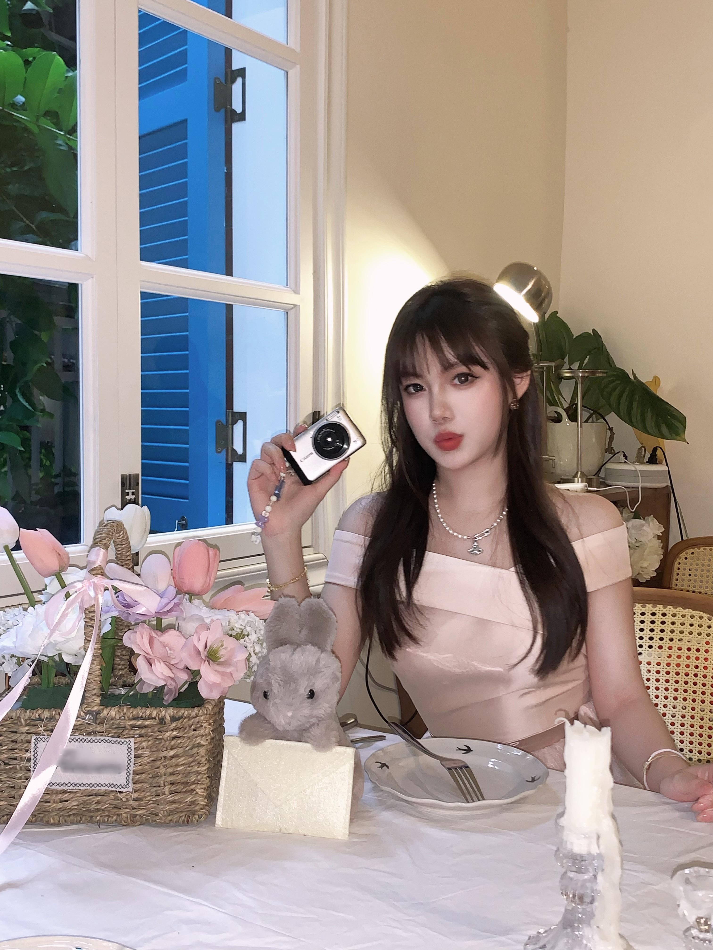 今天没有流星也可以许愿今天是很神奇的一天，和朋友们一起吹灭了蜡烛🎂，被满满的爱包围着，真的很幸福呀🥰～谢谢每一个爱我的人🫶，也谢谢那个一直勇敢掌舵的自己⛵️。那就继续播放人生新一个夏天吧，在接下来的日子继续闪闪发光🌟！校园v计划日常大学生喜爱内容共创计划