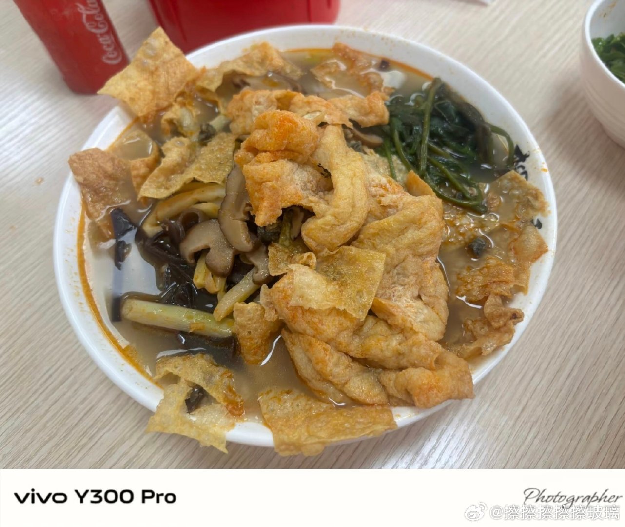 #vivo[超话]##vivo超话# 一碗料超足的螺蛳粉，炸腐竹、油豆腐堆得满满当当，汤底鲜香够味，热呼呼吃上一碗真的太过瘾。 ​
