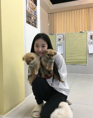 #申裕斌向尼泊尔洪灾儿童捐款5000万韩元# 申裕斌是韩国女乒主力，世界排名长期位居前列，巴黎奥运会混双铜牌得主。赛场上的她拼劲十足，赛场外她默默捐款，帮助那些需要帮助的孩子。 ​