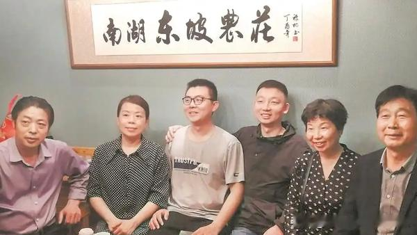 “错换人生28年”当事人郭希宽去世：一场持续多年的社会悲剧仍待理性收尾
9月19日，“错换人生28年”事件当事人姚策生父郭希宽去世的消息公开，据姚策生母杜新枝介绍，郭希宽于9月16日因心脏骤停离世，18日已在河南驻马店安葬。杜新枝表示，多年来围绕事件的各类纠纷、诉讼以及持续的网络暴力，让郭希宽长期处