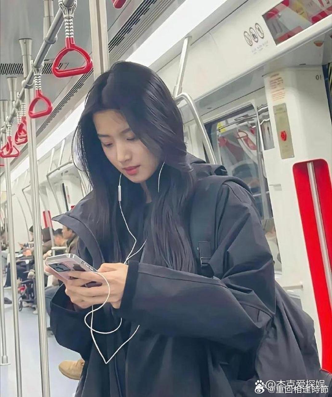 地铁上看见的，好漂亮，这颜值可以去当明星了 ​​​