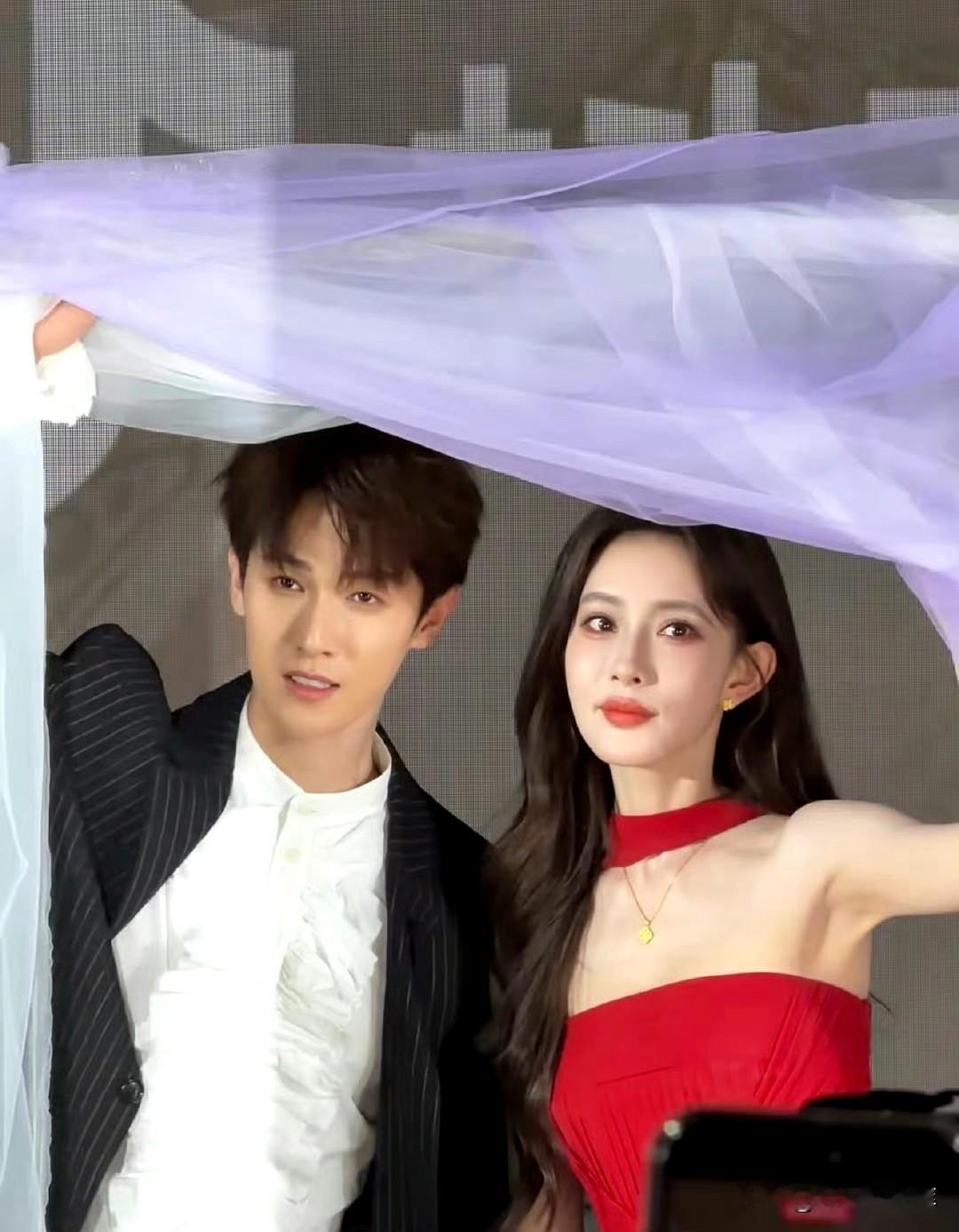 昀牵孟绕三搭引热议，演员前行，终要归于角色本身
 
孟子义与李昀锐合体为新剧《尚公主》宣传，这是二人的第三次合作，开播之初便收获颇高关注。
 
有《九重紫》的亮眼表现在前，《尚公主》播出后的评价呈现分歧。剧中暮晚摇与言尚之间的对手戏富有张力，却也有观众觉得叙事节奏舒缓，情节设计缺