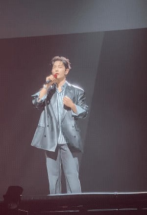 南京那场演唱会，致谢环节走到大麦。按演唱会的老规矩，这时候台下该喊“倒闭”了。肖战没等声音起来，抢在声浪前面把话塞进了话筒，说大麦这次真的承受了很大的压力。然后手势一压，带着全场改了口：谢谢。粉丝把那两个字咽回去，跟着喊了“谢谢”。肖战对着台下比了个赞。
大麦在演唱会上被艺人正式感谢，评论区说这是头