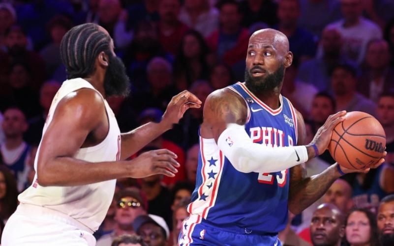 近日美国著名体育评论员A·史密斯和Skip录制了《Stephen A. Smith Sports》播客，在最新更新的一期里，他们谈到詹姆斯的相关话题。

A·史密斯：76人昨晚克服了29分的落后分差，逆转击败了骑士。你觉得詹姆斯和这支76人队会代表东部打进NBA总决赛吗？

Skip：我觉得会。我在赛季开始前就说过了。你的尼克 ​