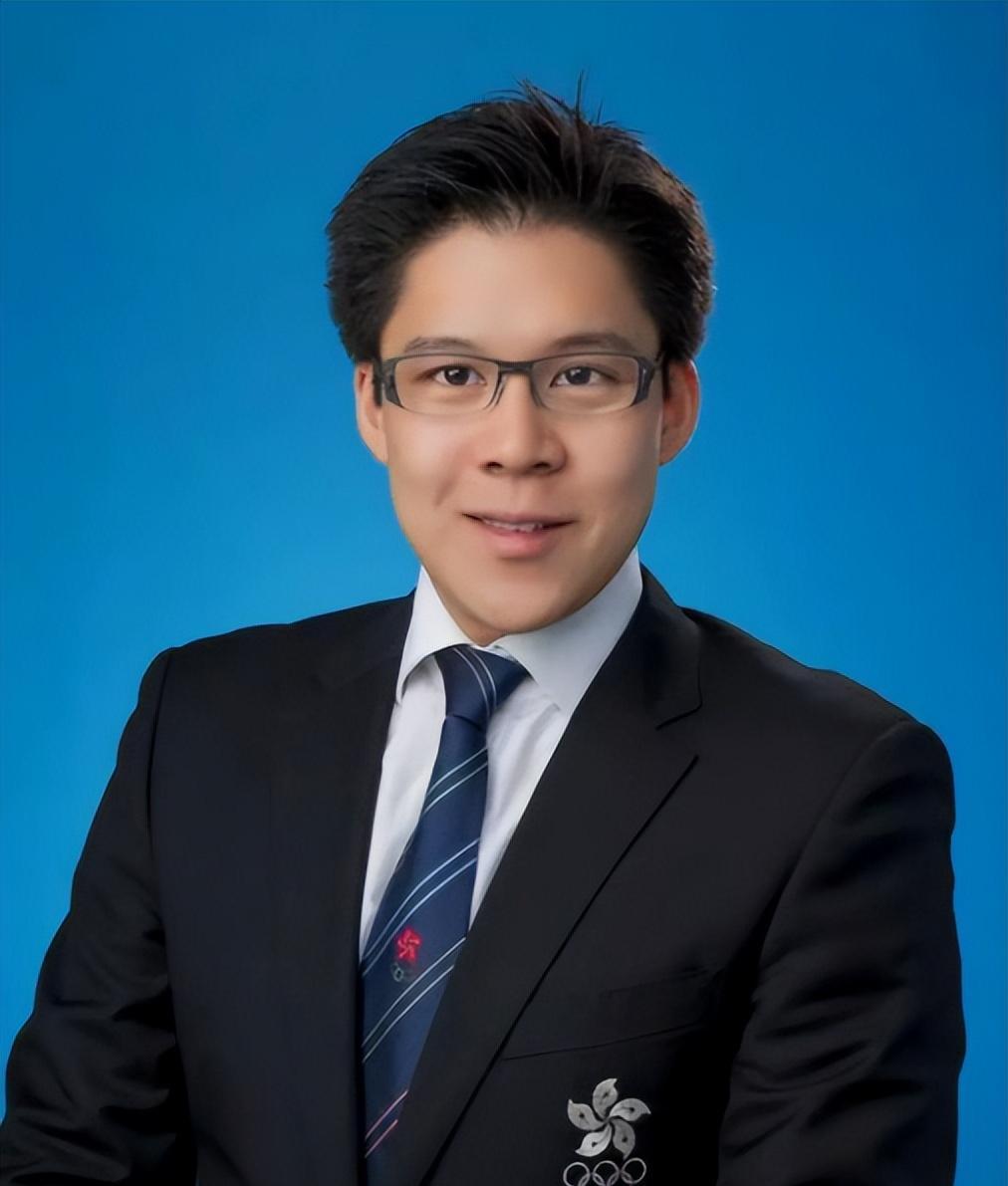 恭喜！霍启刚新身份：英国把持100年的马会，霍家第三代终于挤了进去

2026年9月2日，香港赛马会周年大会结束，一份董事变动名单引发外界关注，47岁的霍启刚获选为新任董事，填补孔思和年满70岁退任后的空缺，任期一年。

消息传开，一个细节被反复提及，霍启刚的爷爷霍英东一辈子没进过这个董事会，父亲霍