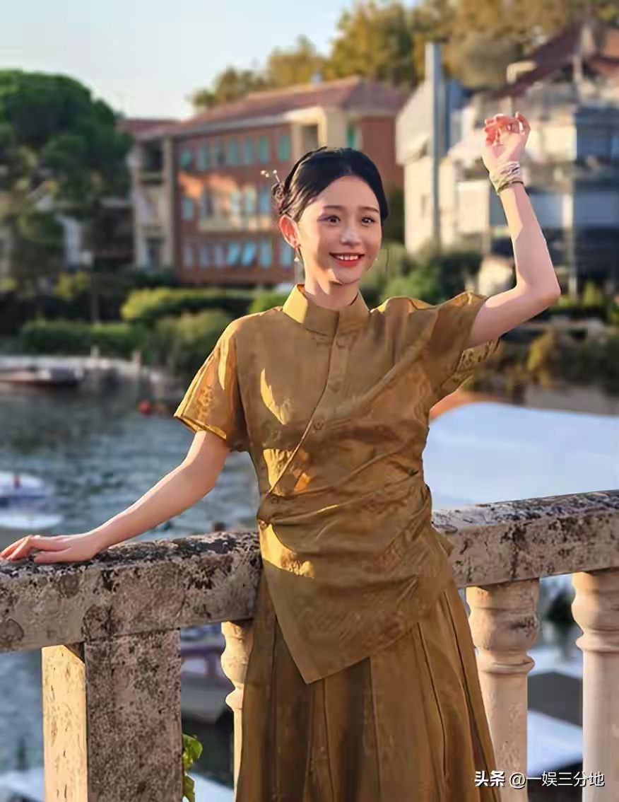为什么资本喜欢盯着王晓慧不放？
原因很简单，
不是因为她长得好看，而是因为她太稀缺了。

王晓慧的长相，在娱乐圈里很有辨识度，她这种长相类型挺稀缺的，气质温婉可人，演技不错，一看就知道未来可期。

而且很多年轻人奋斗多年都不一定火，可她却凭借《给阿嬷的情书》年轻时的叶淑柔，一夜爆火了。

可见，她身