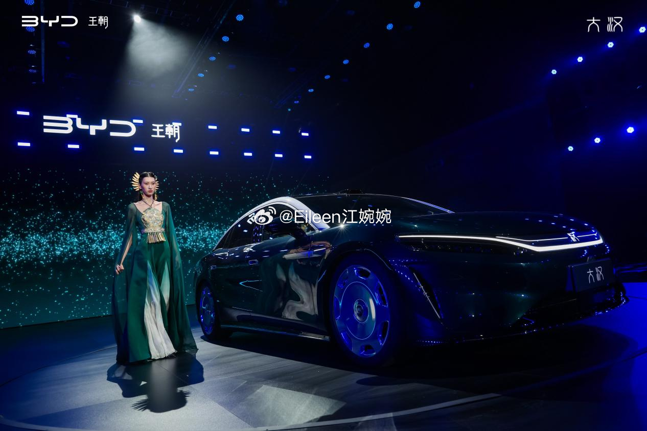 比亚迪大汉正式上市，23.59‑27.59万，直接把国产D级旗舰的门槛拉满！1008KM超长续航搭配闪充，补能效率拉满，长途出行彻底告别焦虑。车长超5米2，内饰豪华感到位，总裁后排座、多块大屏、帝瓦雷音响氛围感直接拉满。

云辇‑A空悬、后轮转向、天神之眼B智驾全部给到，196项全系标配，配置诚意很足。加 ​