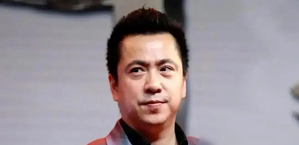 被指着鼻子骂只会烧钱，大鹏没吭声，转头在业绩会上甩出一张表。
3亿成本，票房不到7亿，按老算法确实裤衩都赔没了。王中磊公开批他不懂市场，让投资人当冤大头。
结果大鹏没吵没闹，闷头拉了50个品牌搞跨界联名。授权费、销售分成一笔一笔往里填，硬是把账面窟窿给抹平了。
更绝的是，这片子转头拿了百花四项