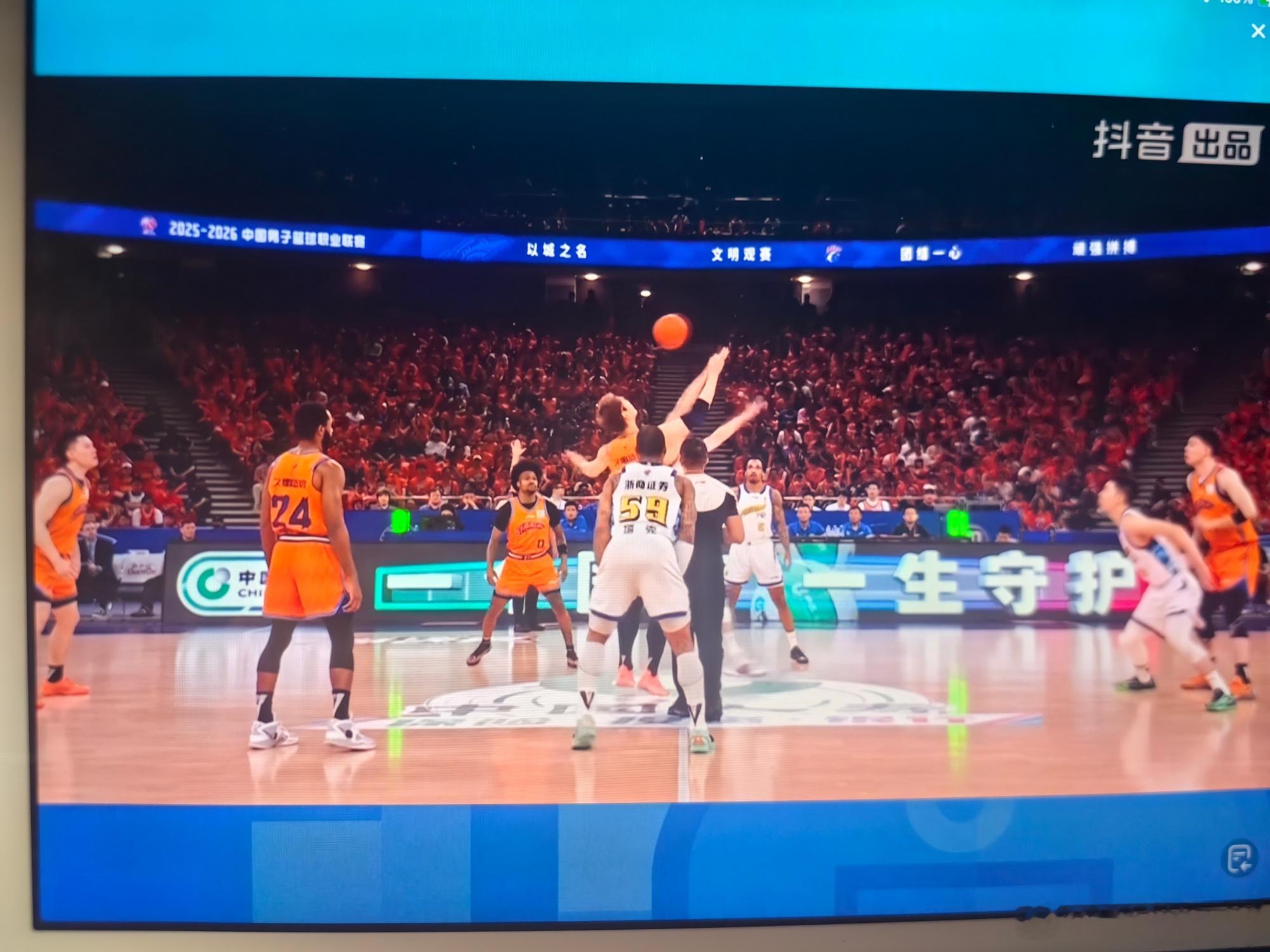 6月5日晚，CBA总决赛第五场，上海久事主场迎来了浙江广厦，前四场上海...