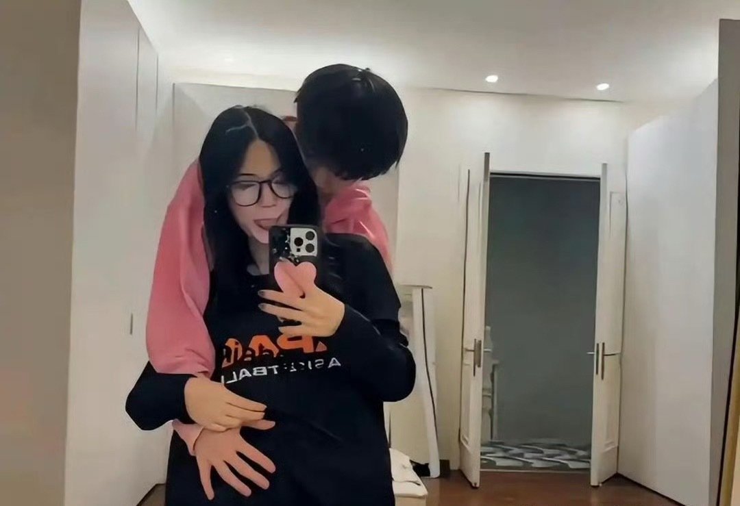 18岁的Jaden带着男友Louis正式和家人见面，一场温馨的家庭饭局合照流出，瞬间引发全网热议。这也是Jaden成年之后，第一次大方将男友带到家长面前。从饭局合影能够看出整场会面氛围轻松和睦，钟丽缇脸上一直挂着满满的笑意，状态舒展又温柔，毫不掩饰自己对女儿这段恋情的认可与接纳。 ​