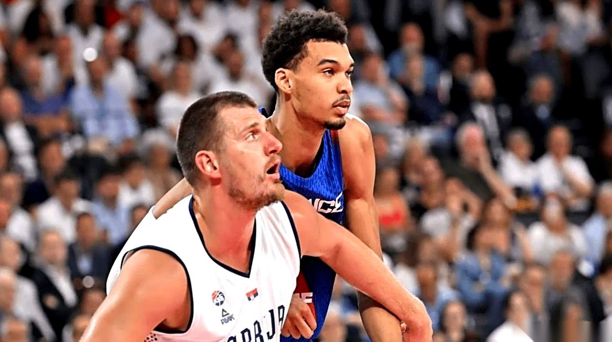 一份关于下赛季NBA常规赛MVP的预测名单，直接把篮球圈的讨论区炸开了锅。
这份预测的结论极度嚣张：悬念已死，下赛季的MVP奖杯只会在两个人手里来回倒腾——文班亚马占六成胜算，约基奇拿走剩下四成。至于其他人？连当陪跑背景板的资格都被剥夺了。
首当其冲被直接踢出局的，是亚历山大。
预测给出的理由丝毫不