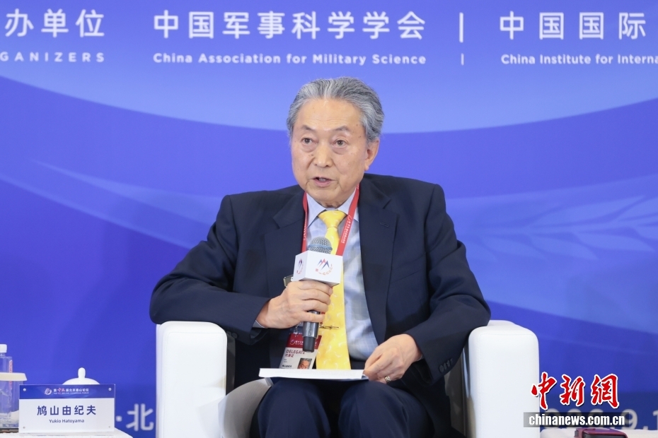 日本急不急？香山论坛百国齐聚，却唯独没请日本现任官员！

北京香山论坛这次百国齐聚，风光无限，但眼尖的媒体都盯上了一个细节——日本政府官员，今年没收到邀请函！

看图片上的字幕和现场画面，这次日本方面来的是谁？是前首相鸠山由纪夫。现任的日本政府官员，一个没来。

这事门道可深了。香山论坛是啥地方？那