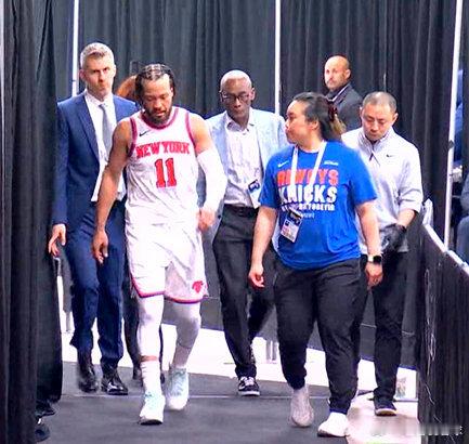 赛场突发意外！布伦森对阵马刺连遭撞击踩踏伤情揪心  正文：NBA常规赛...